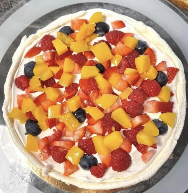 Früchtetorte mit Rahm und Beeren