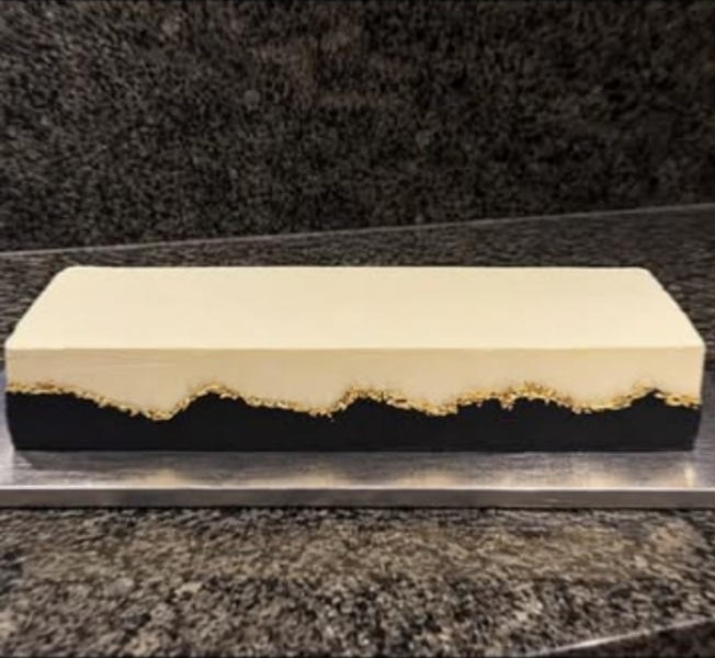 Torte in Creme und Schwarz mit Goldkante